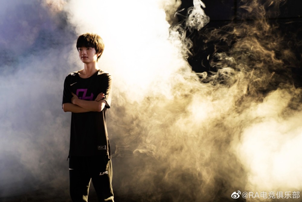  高中玩游戏电竞夺冠然后又考上北大 