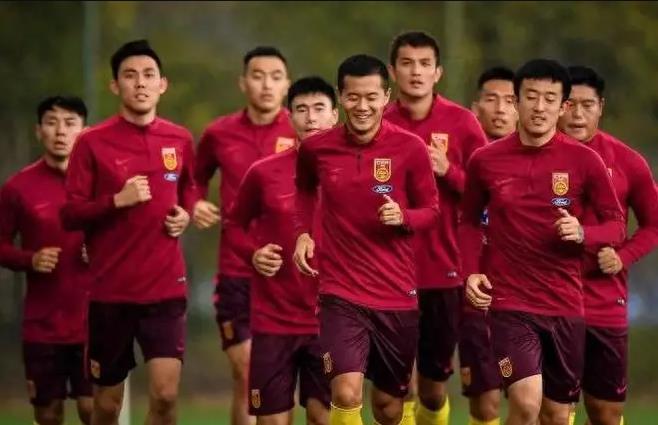  赛后西甲焦点战，曼联遗憾出局，引发热议，团队化学反应显著