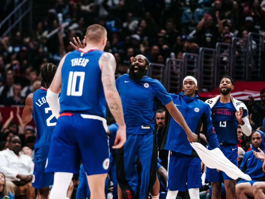 赛地聚焦——NBA季后赛集结日热度飙升；洛杉矶快船远射贴柱；话题不断；身体对抗强度拉满的简单介绍